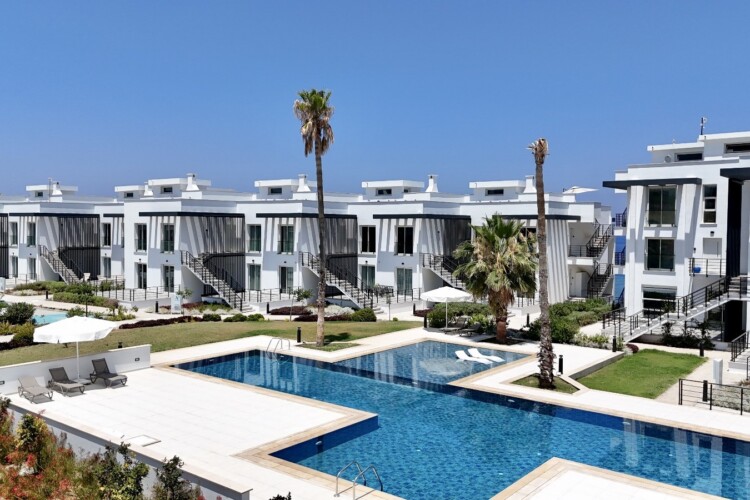 Penthouse 2+1 with roof terrace on the seashore in Esentepe
