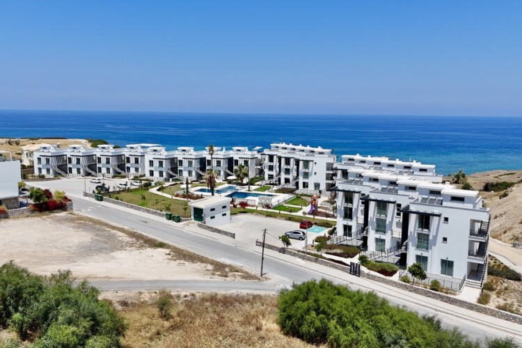 Garden floor furnished 3 bedroom apartment next to the sea