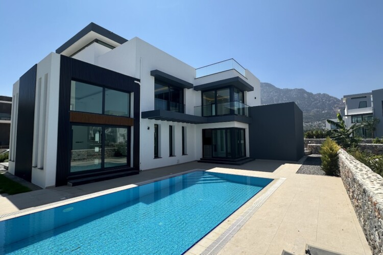 Two-story villa 4+1 with roof terrace in Karsiyaka