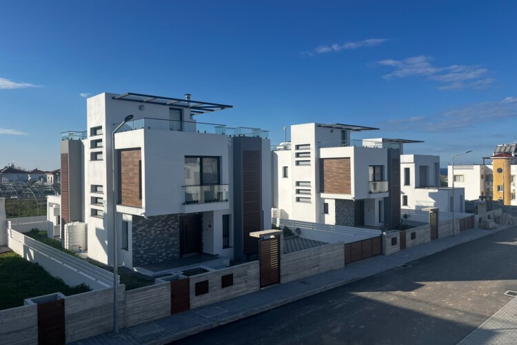 Two-story villas 3+1 in Alsancak