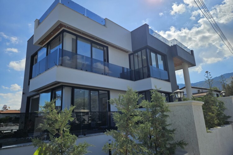Villa 3+1 with private pool and spacious roof terrace in the village of Alsancak