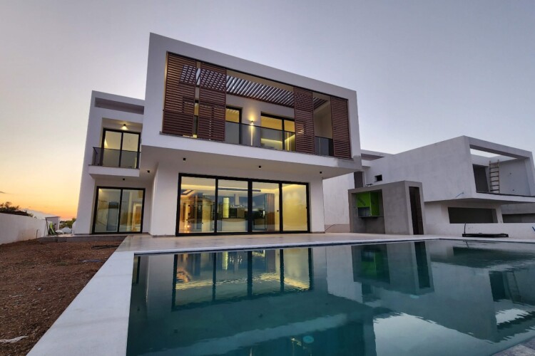 4 bedroom villa with roof terrace in Catalkoy